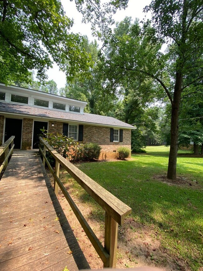 663 Maplewood Ln in Hull, GA - Foto de edificio - Building Photo