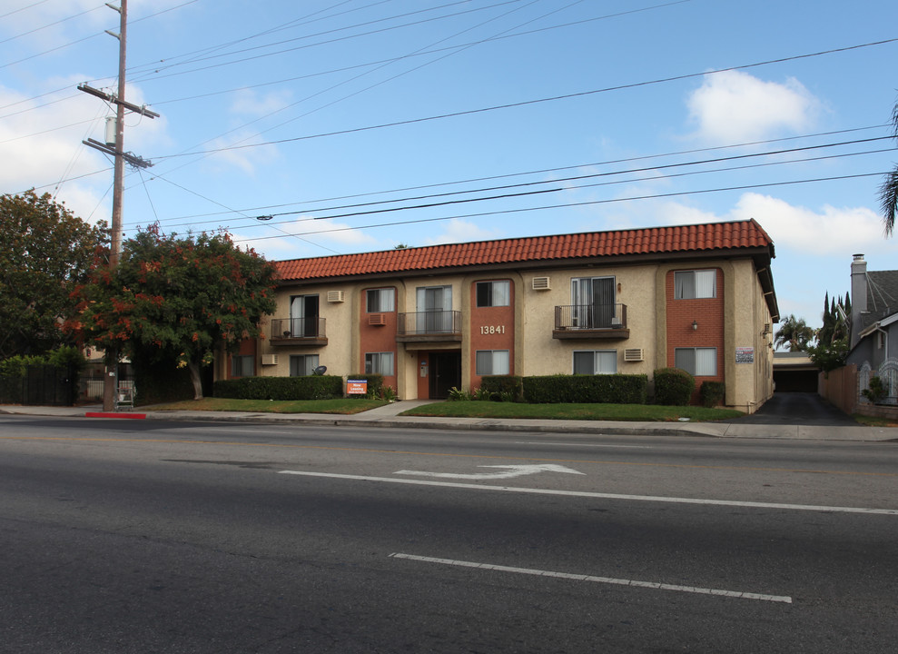 13841 Vanowen in Van Nuys, CA - Foto de edificio