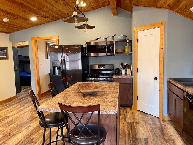2154 Twin Springs Rd, Unit Twin Springs Apartment in Decorah, IA - Building Photo - Building Photo