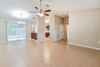 12216 Waco St in Spring Hill, FL - Foto de edificio - Building Photo