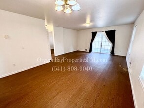 868 Blanco Ave in Coos Bay, OR - Foto de edificio - Building Photo