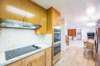 348 Elm Ave in San Bruno, CA - Foto de edificio - Building Photo