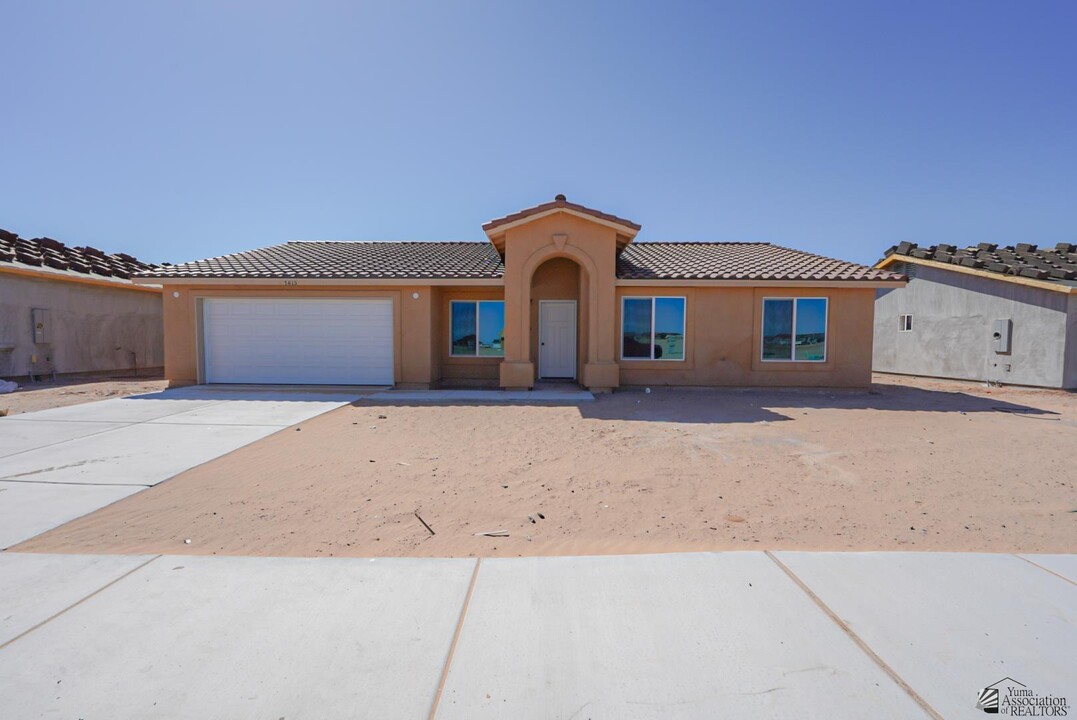 7415 E 45th Pl in Yuma, AZ - Building Photo