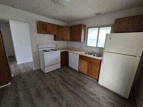 2106 Wellesley Dr in Topeka, KS - Building Photo - Building Photo