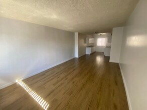 8200 Owensmouth Ave in Los Angeles, CA - Building Photo - Building Photo
