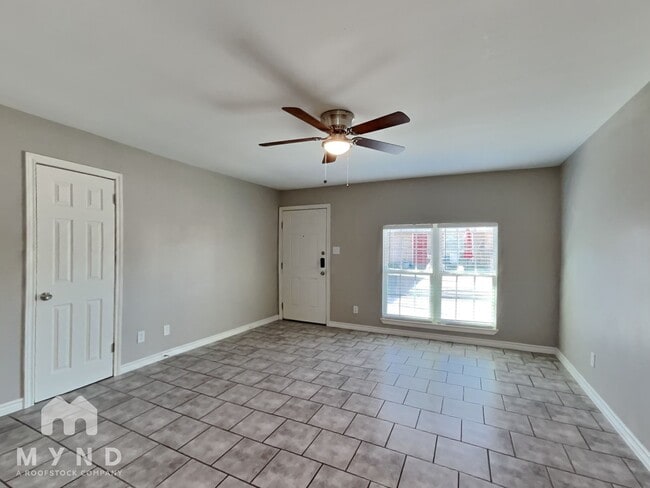 1701 Cardinal Dr in Ennis, TX - Foto de edificio - Building Photo