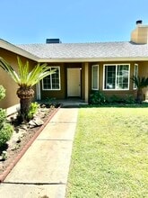 320 Meadow Ln in Kingsburg, CA - Building Photo - Building Photo