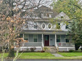 11 Grand St in Warwick, NY - Building Photo