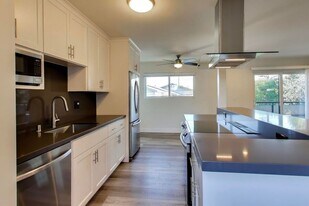 1662 Hollenbeck Ave in Sunnyvale, CA - Building Photo