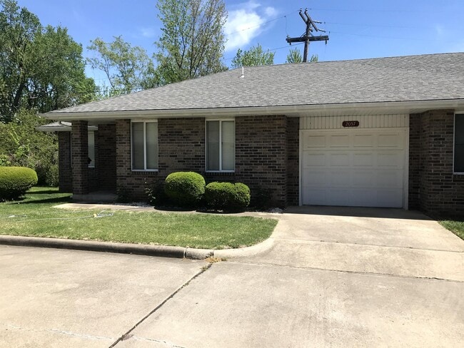 2057 S Kentwood Ave in Springfield, MO - Building Photo - Building Photo