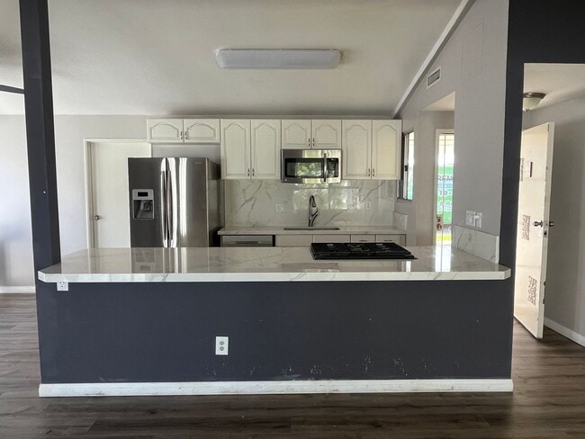 2482 Larrabee Pl in San Diego, CA - Foto de edificio - Building Photo