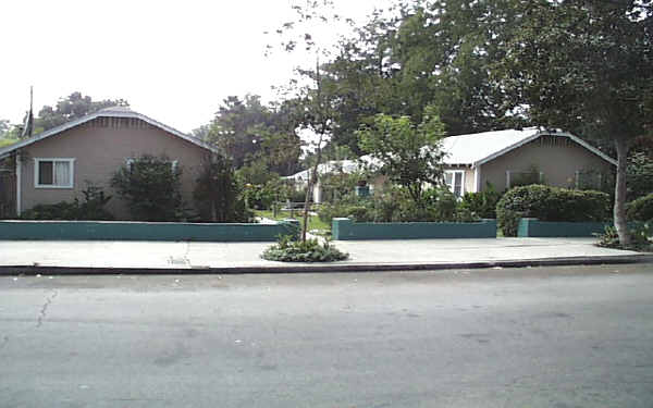 664 E Sacramento St in Altadena, CA - Foto de edificio