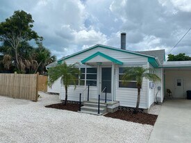 908 Albee Rd W in Nokomis, FL - Building Photo