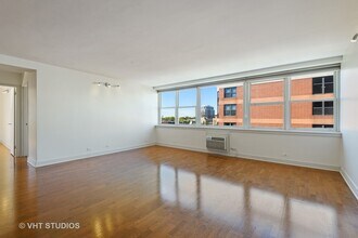2300 N Commonwealth Ave in Chicago, IL - Foto de edificio - Building Photo