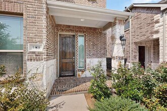 181 McCartt Dr. in Lewisville, TX - Foto de edificio - Building Photo