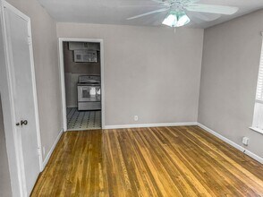 2016 W Olmos Dr in San Antonio, TX - Building Photo - Building Photo