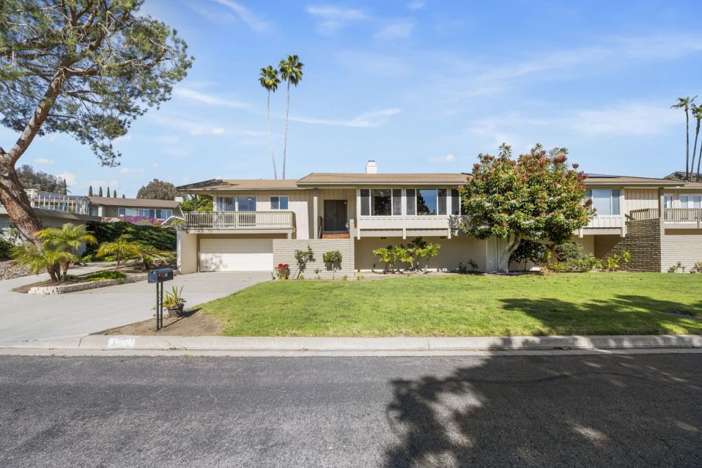 33 Vía Casitas in Bonsall, CA - Building Photo