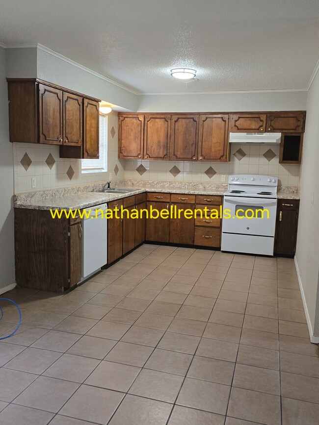 2485 Cypress Dr in Paris, TX - Building Photo - Building Photo