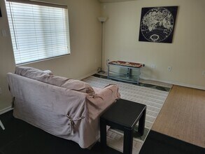 2152 Camellia Dr, Unit Furnished Studio Apartmen in Reno, NV - Foto de edificio - Building Photo
