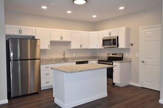 217 Rockingham Rd in Londonderry, NH - Building Photo - Building Photo