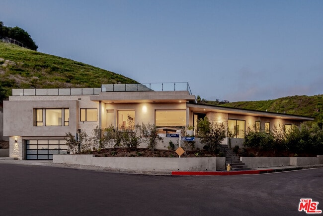 property at 1205 Las Lomas Pl