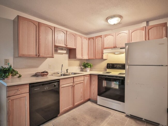 Hudson Gardens in Hudson, NH - Building Photo - Interior Photo