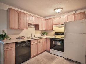 Hudson Gardens in Hudson, NH - Foto de edificio - Interior Photo