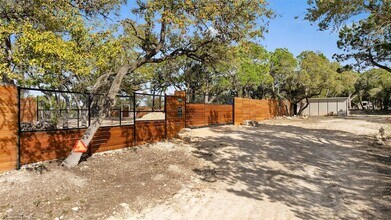 17210 W Beach Rd in Austin, TX - Foto de edificio - Building Photo