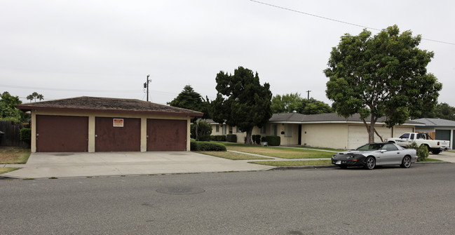 1728 W Francis Dr in Anaheim, CA - Foto de edificio - Building Photo