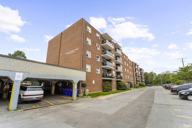 Town & Country Apartments in Welland, ON - Building Photo - Building Photo