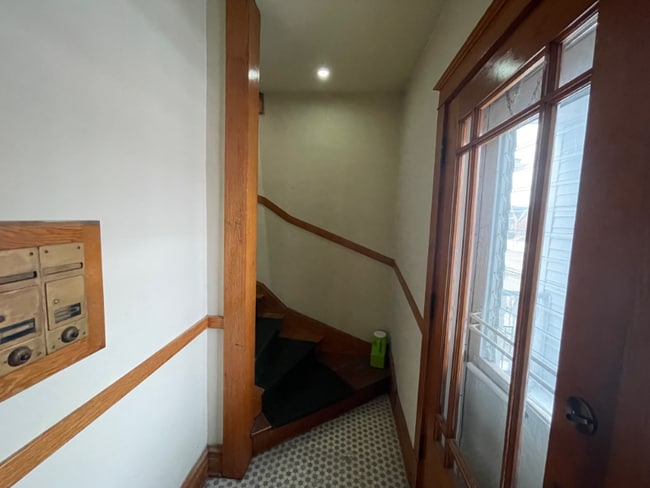 5855 W Leland Ave in Chicago, IL - Foto de edificio - Building Photo