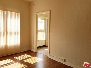 329 S Manhattan Pl in Los Angeles, CA - Building Photo - Building Photo