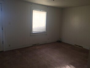 1923 E Ridgeway Ave in Waterloo, IA - Building Photo - Building Photo