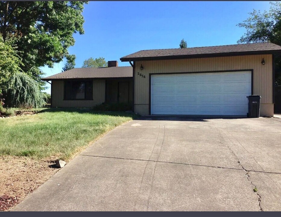 2676 Upper Dr in Medford, OR - Building Photo