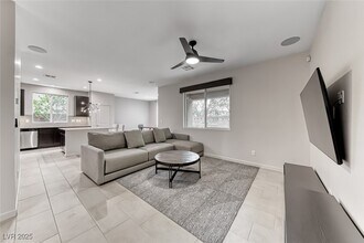 7012 Pearl Hilltop Ct in Las Vegas, NV - Foto de edificio - Building Photo