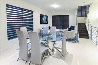 10501 NW 66th St in Doral, FL - Foto de edificio - Building Photo