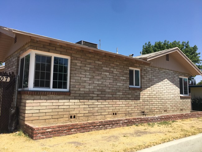 807 E Shields Ave in Fresno, CA - Building Photo - Building Photo