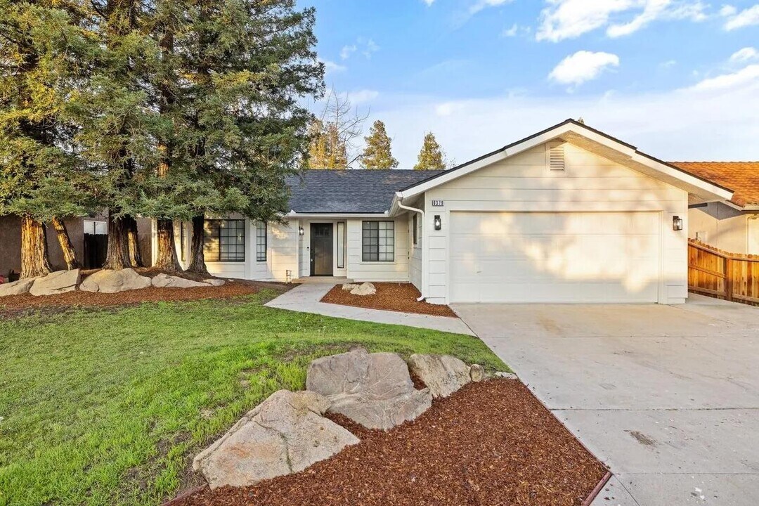 6379 N Forestiere Ave in Fresno, CA - Building Photo