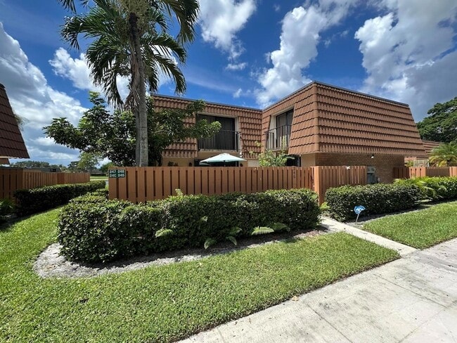 246 Charter Way in West Palm Beach, FL - Foto de edificio - Building Photo