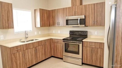 1408 Deer Hls, Unit 3 in Edinburg, TX - Building Photo - Building Photo