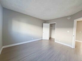 8720 Orion Ave, Unit 21 in Los Angeles, CA - Building Photo