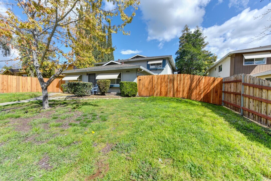 908 Dornajo Way in Sacramento, CA - Building Photo