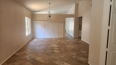 16315 Via Ultimo in Moreno Valley, CA - Foto de edificio - Building Photo