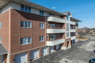 Courtyards Of Westmont in Westmont, IL - Foto de edificio - Building Photo