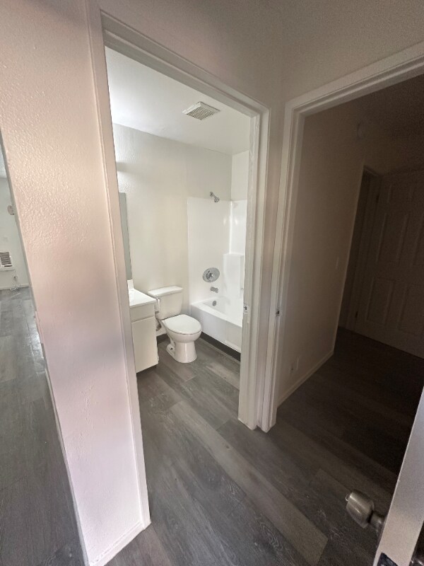 4688 Huntington Dr-Unit -215 in Los Angeles, CA - Building Photo - Building Photo