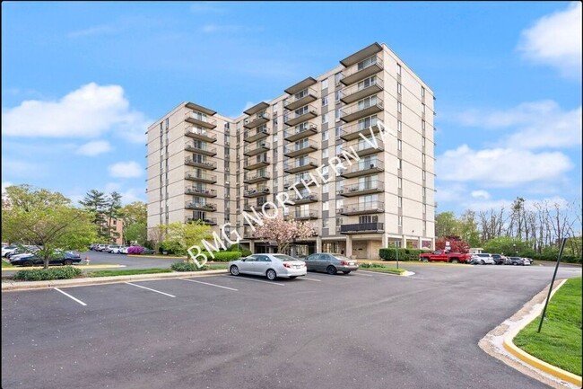 3245 Rio Dr in Falls Church, VA - Foto de edificio - Building Photo