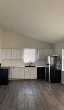 713 N Polk St in Giddings, TX - Building Photo - Building Photo