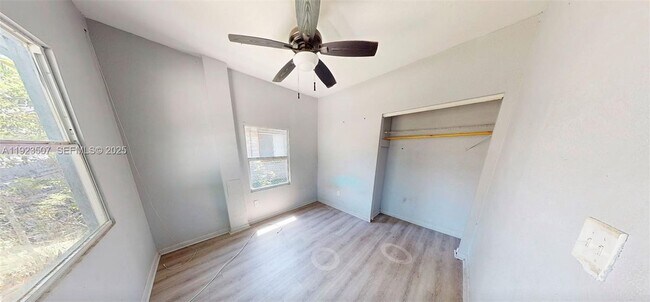 236 NE 57th St in Miami, FL - Foto de edificio - Building Photo