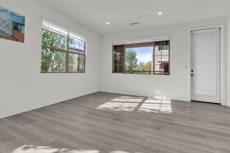 711 Spring Gdn in Irvine, CA - Building Photo - Building Photo