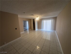 4588 W Drake Cir in Las Vegas, NV - Building Photo - Building Photo